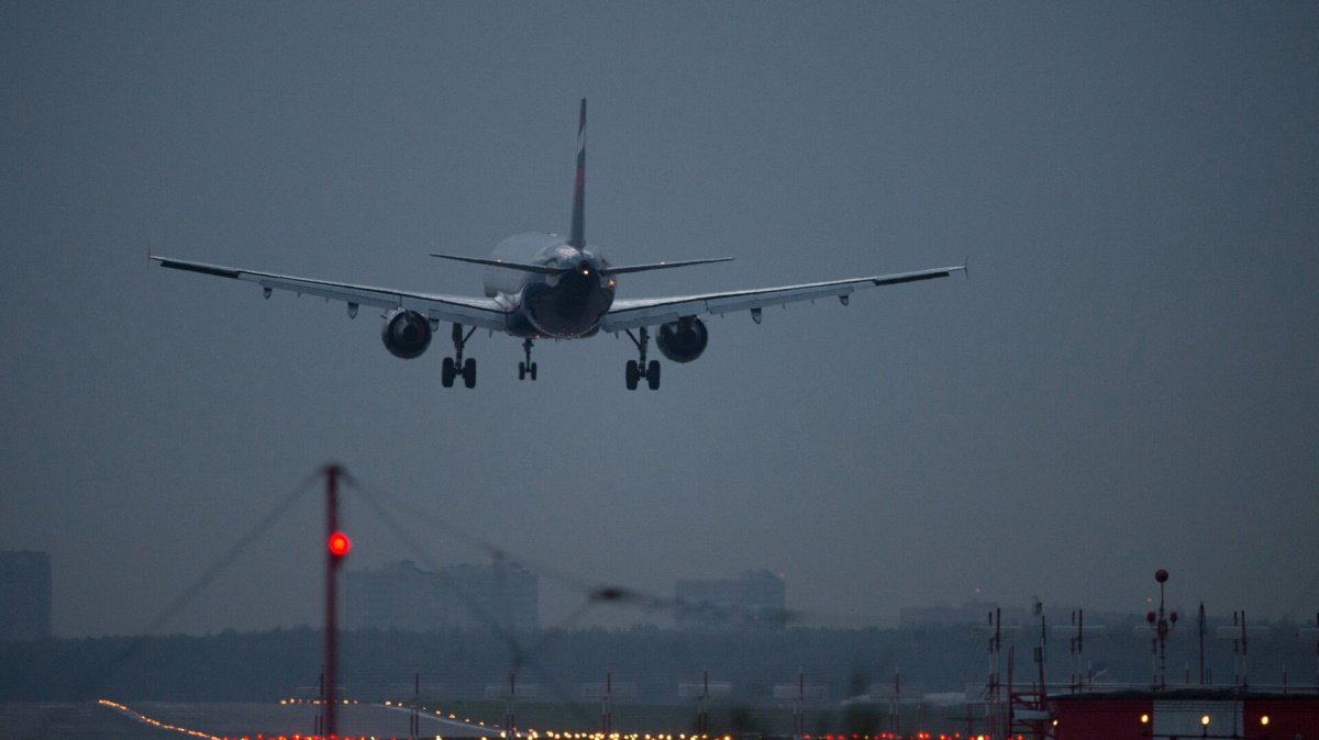 Самолет рейса Алматы – Тбилиси совершил экстренную посадку в Баку