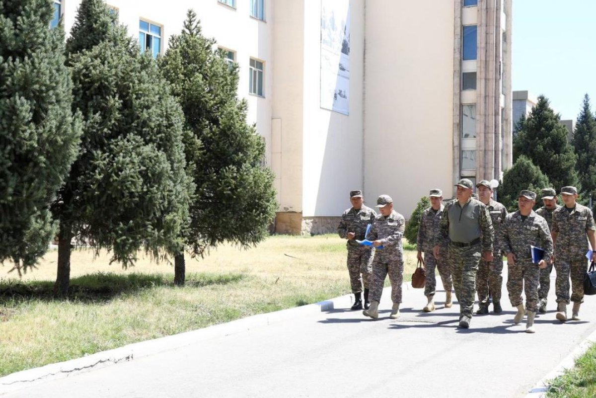 Министр обороны посетил Алматинский гарнизон