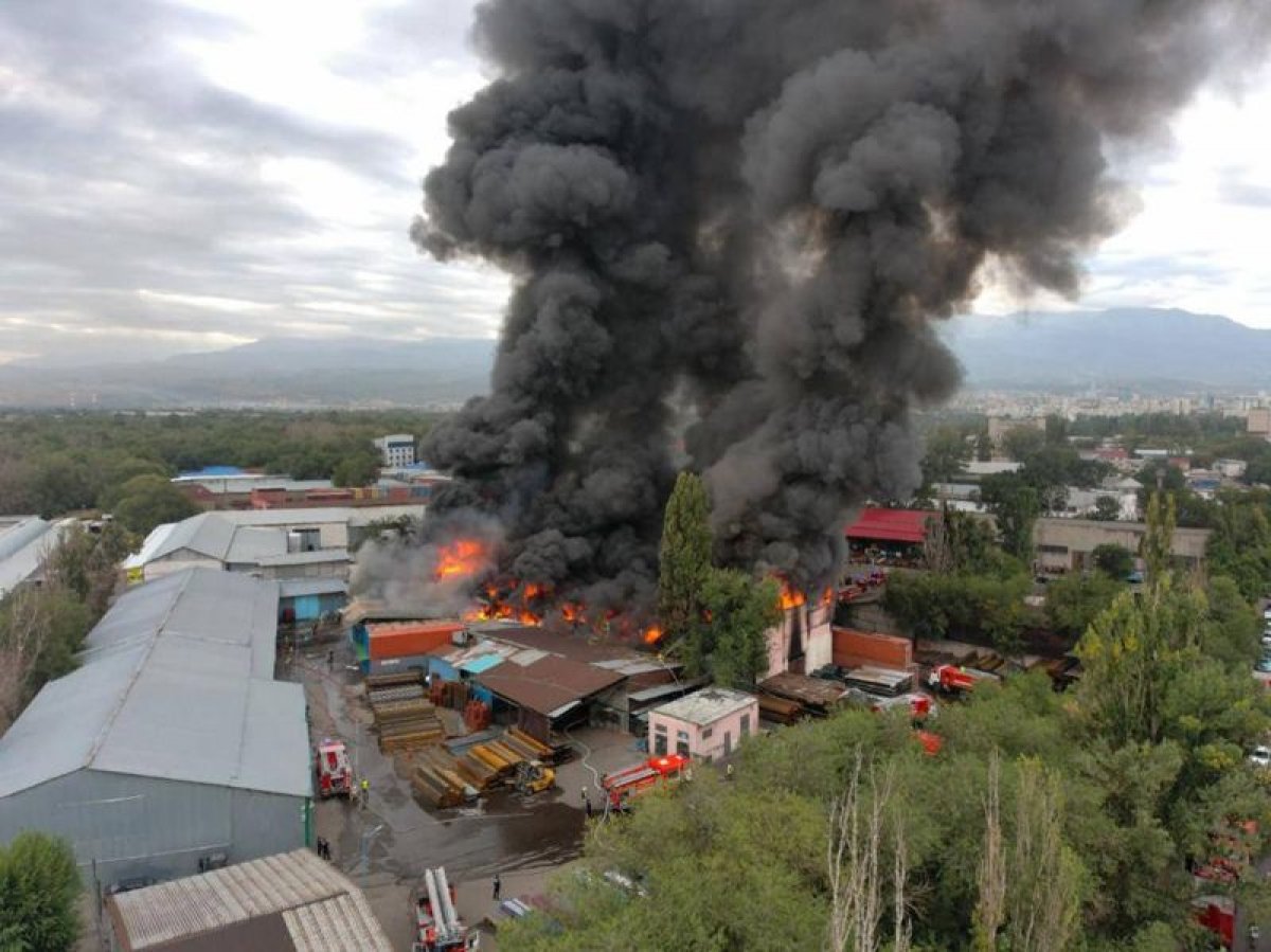 Крупный пожар на складах в Алматы ликвидирован