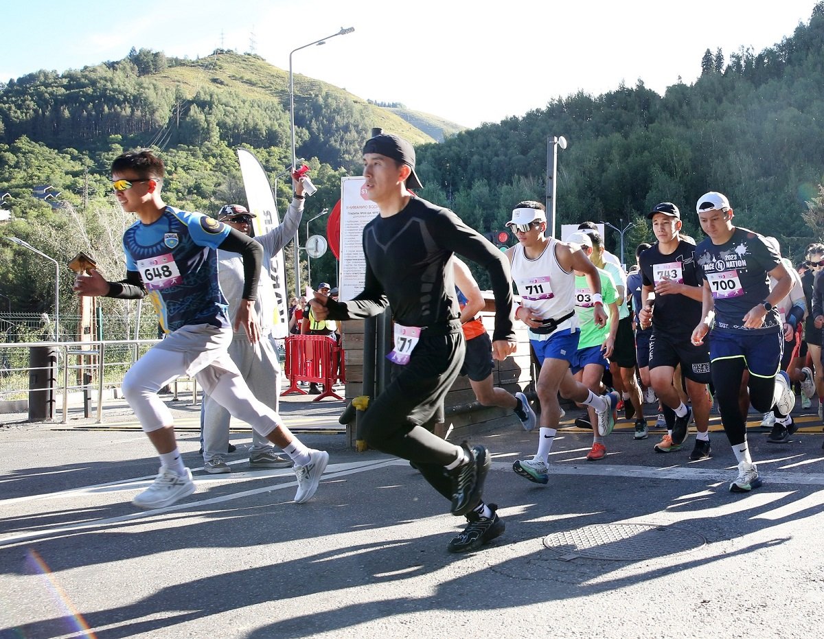 Массовым забегом отпраздновали День Конституции алматинцы