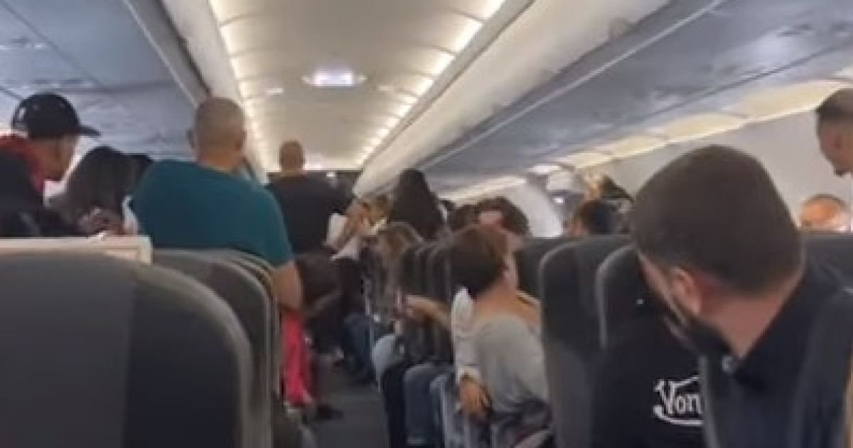 Пассажирка родила в самолете за несколько минут до взлета