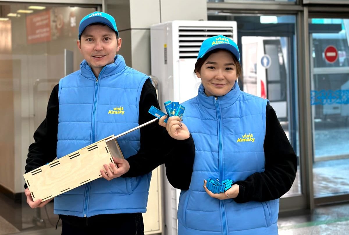 В День Независимости РК туристов в Международном аэропорту Алматы встречали шоколадом