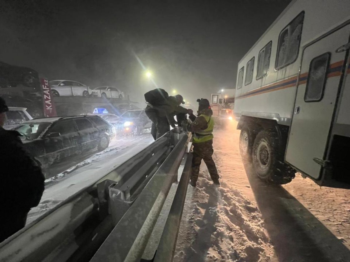 465 человек спасены из снежных заносов за сутки в Казахстане