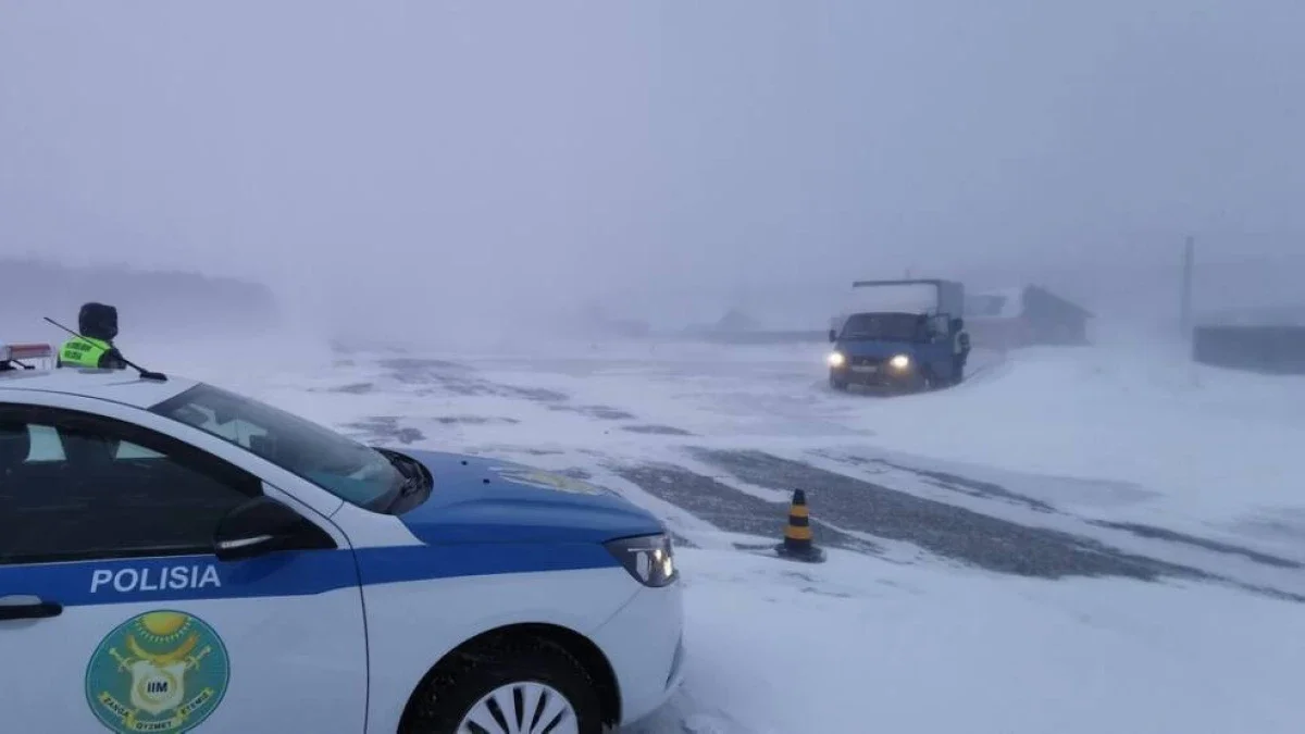 Инкассаторская машина попала в снежный плен в Акмолинской области