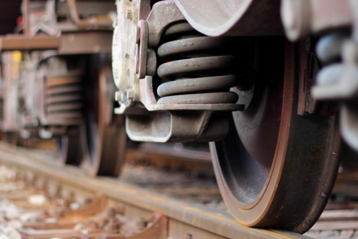 Поезд переехал двух железнодорожников в Жамбылской области