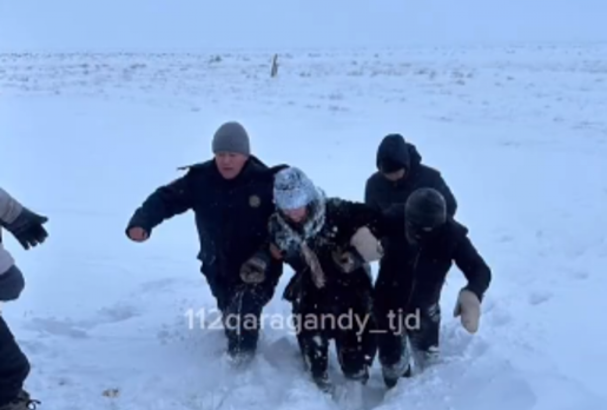 Заблудившихся во время бурана женщину с ребенком нашли спасатели Карагандинской области