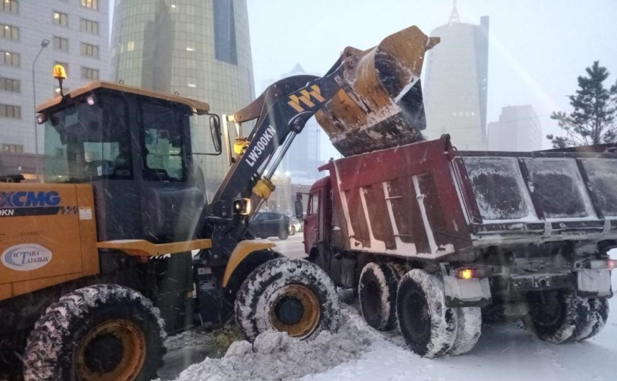 Около 44 тысяч кубометров снега вывезли из столицы за ночь