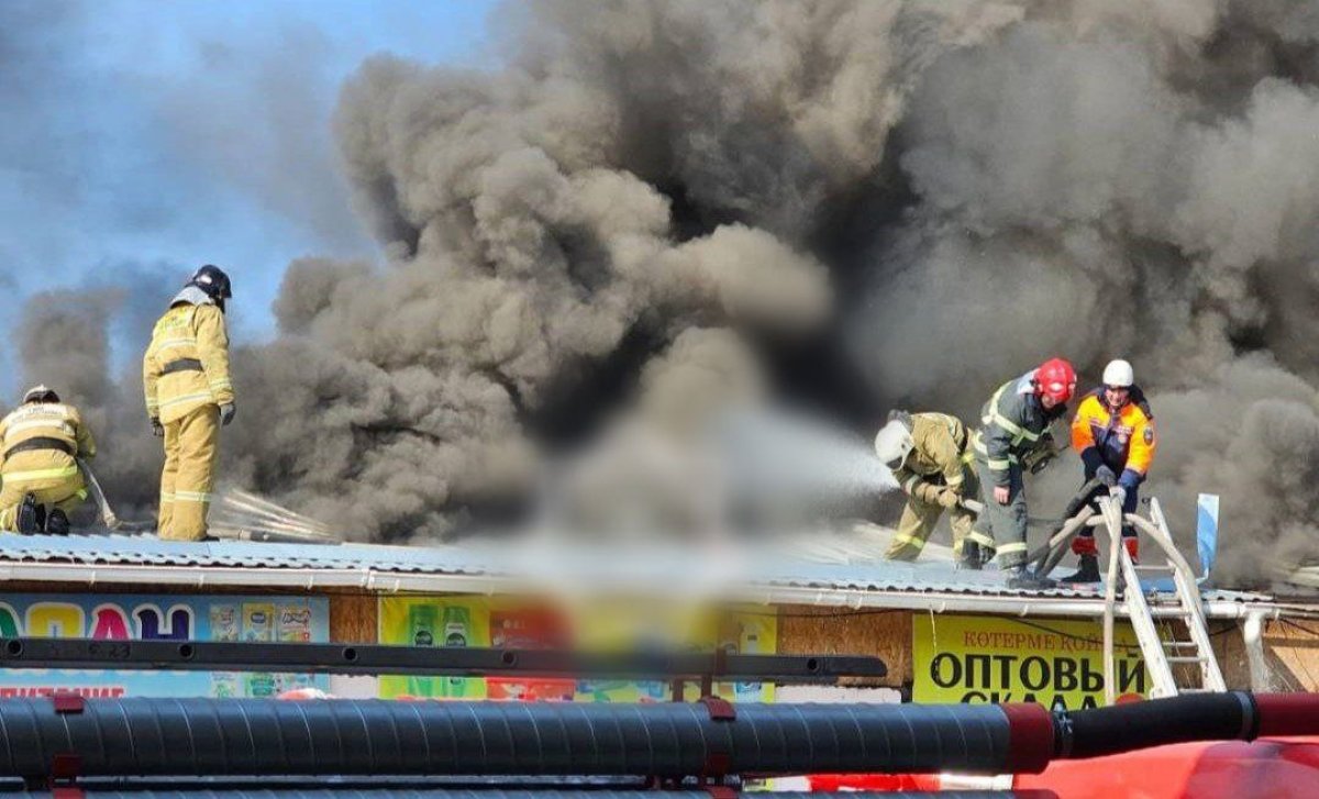 Склады горят на одном из рынков Тараза