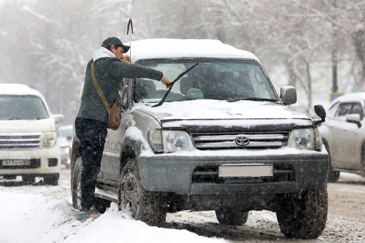 Снег, дождь, гололед и метель: обстановка на дорогах Казахстана