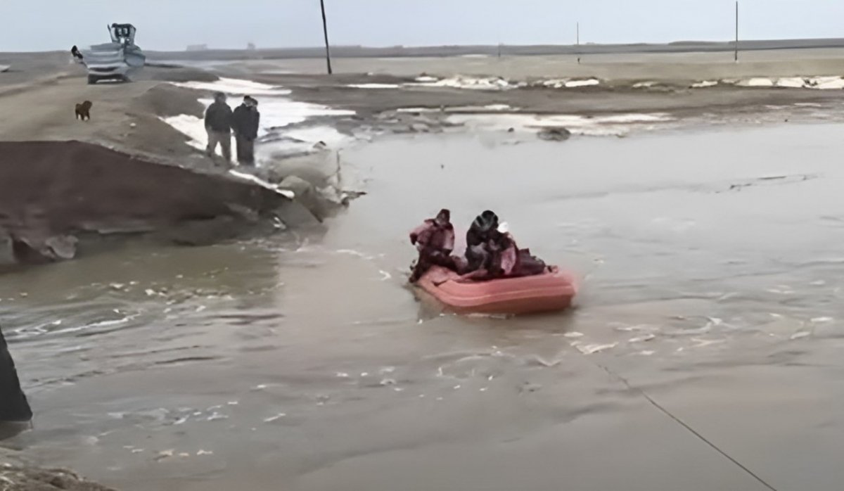 На лодках через затопленную дорогу переправляют жителей ВКО