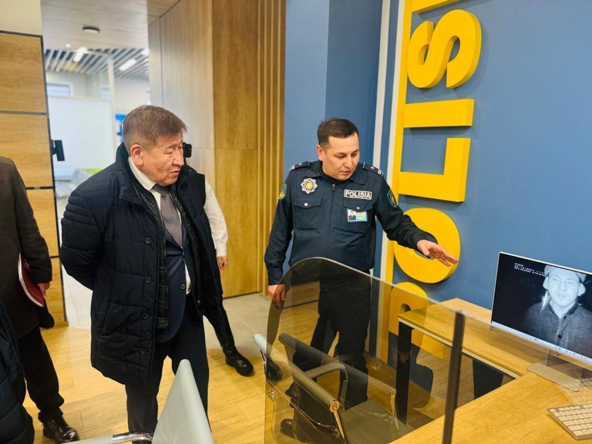Депутаты Мажилиса посетили участковый пункт полиции в Павлодаре