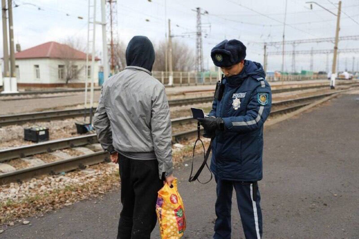 Казахстанцы тысячами переходят железнодорожные пути в опасных местах