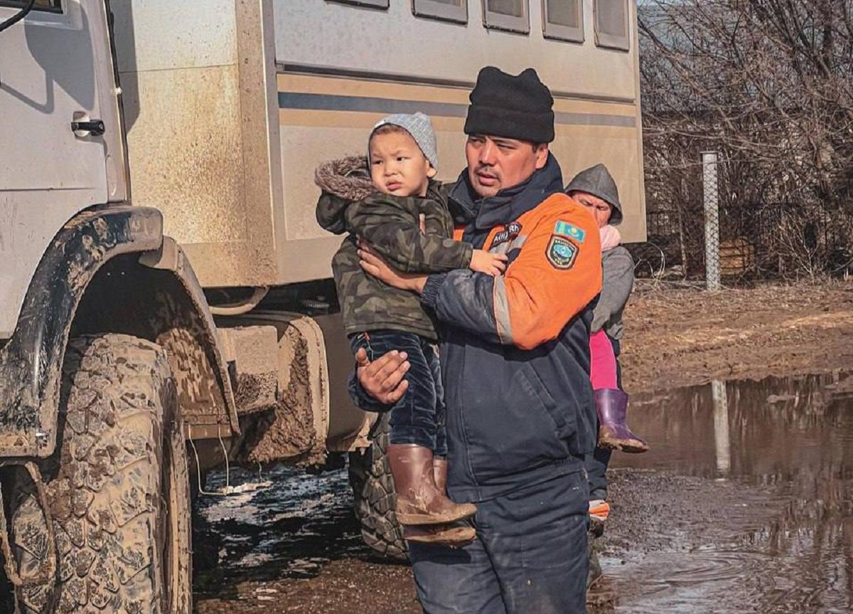 Более 28 тысяч жителей эвакуировали в Атырауской области