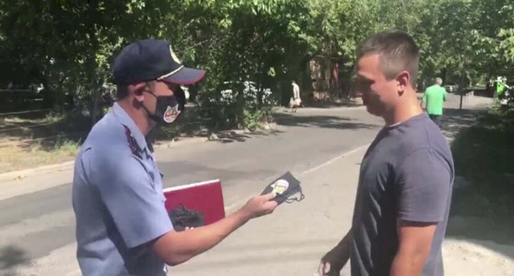 Алматинские полицейские раздают горожанам маски
