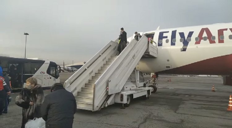 Пассажирский самолет совершил экстренную посадку в Алматы