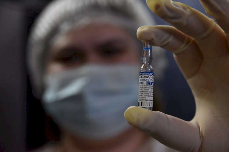 В России зарегистрирована вакцина, борющаяся с мутировавшими штаммами коронавируса