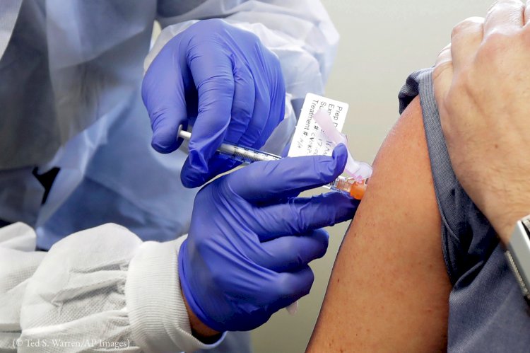 Минздрав: Люди, вакцинированные от COVID-19, не опасны для непривитых