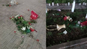 Мужчина раскидал цветы у памятника Неизвестному солдату в Темиртау