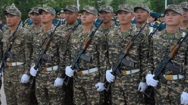 Токаев подписал закон о государственных образовательных грантах солдатам