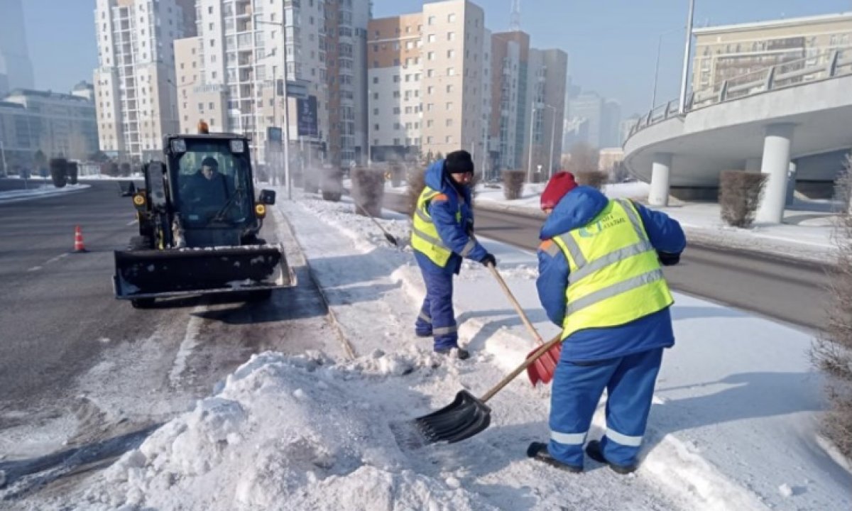 Более 2,3 тысячи дорожных рабочих вышли на уборку снега в Астане