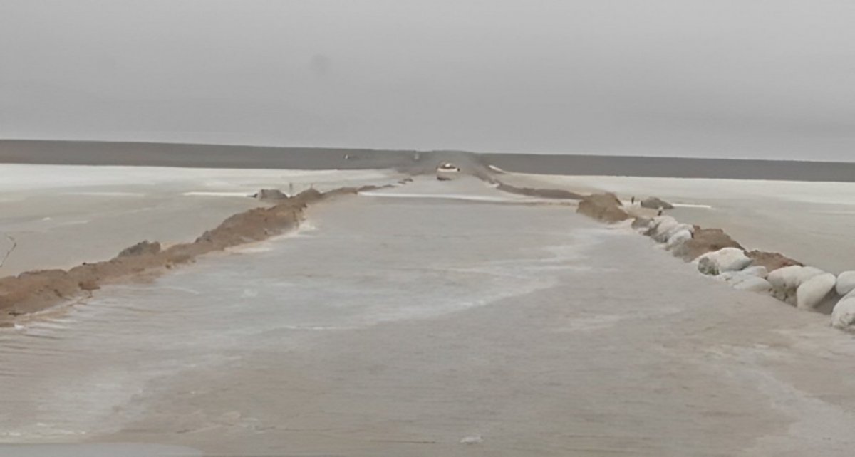 Трассу затопило талыми водами в Актюбинской области