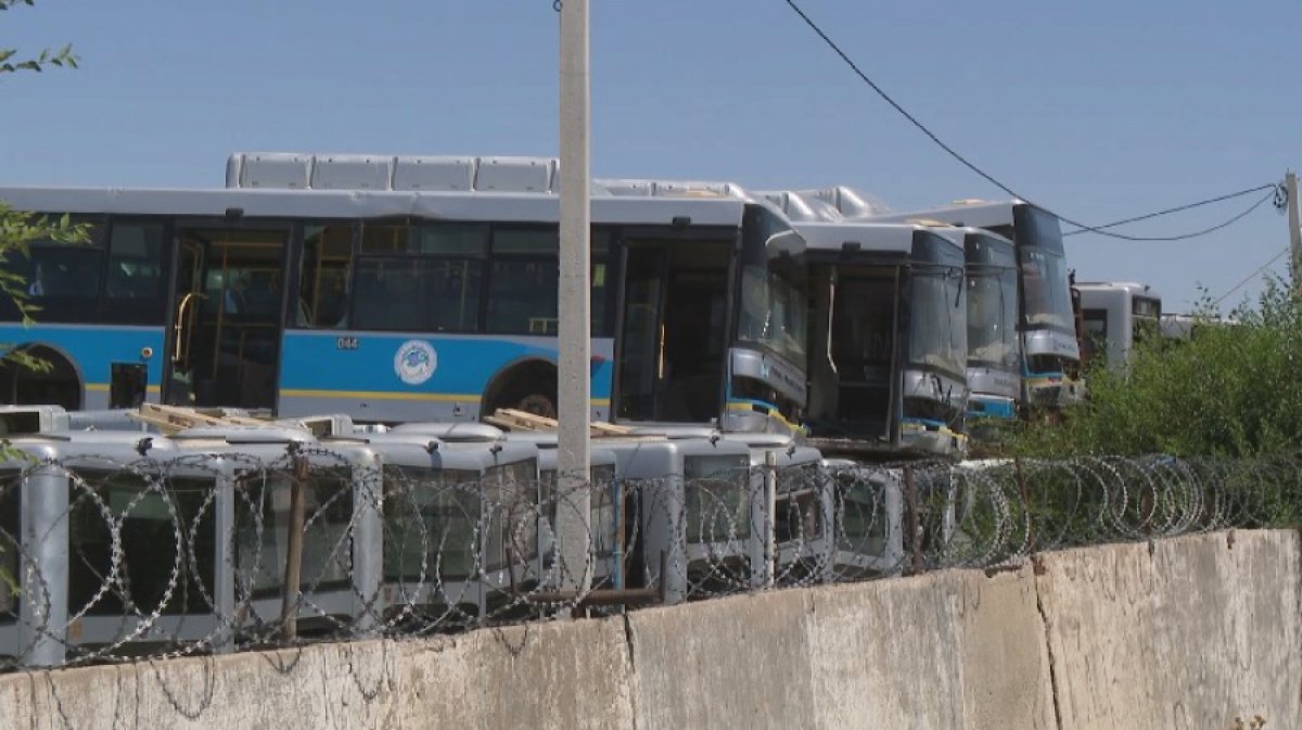 В акимате Алматы прокомментировали «кладбище» автобусов