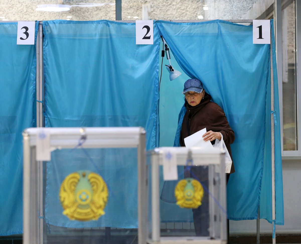 Голосуют молодежь и пенсионеры: как проходят выборы депутата в маслихат Алматы