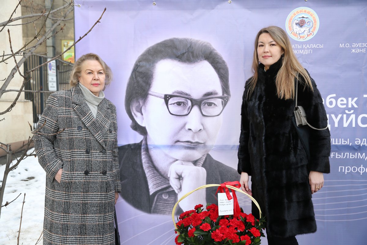 В Алматы открыли мемориальную доску в честь Мырзабека Дуйсенова