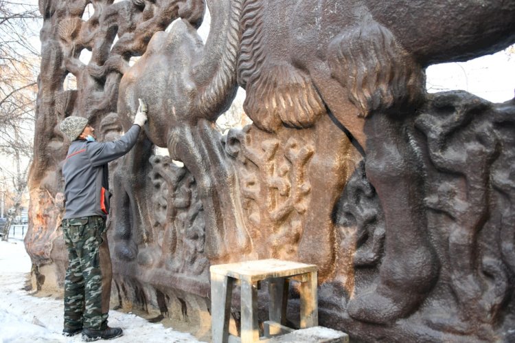 В Алматы восстанавливают уникальное панно