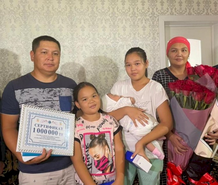 Родителям 19-миллионной жительницы Казахстана подарили миллион тенге