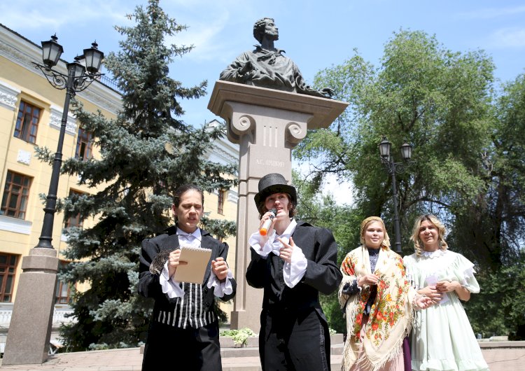 В день рождения Пушкина у его памятника прошел литературно-музыкальный перформанс