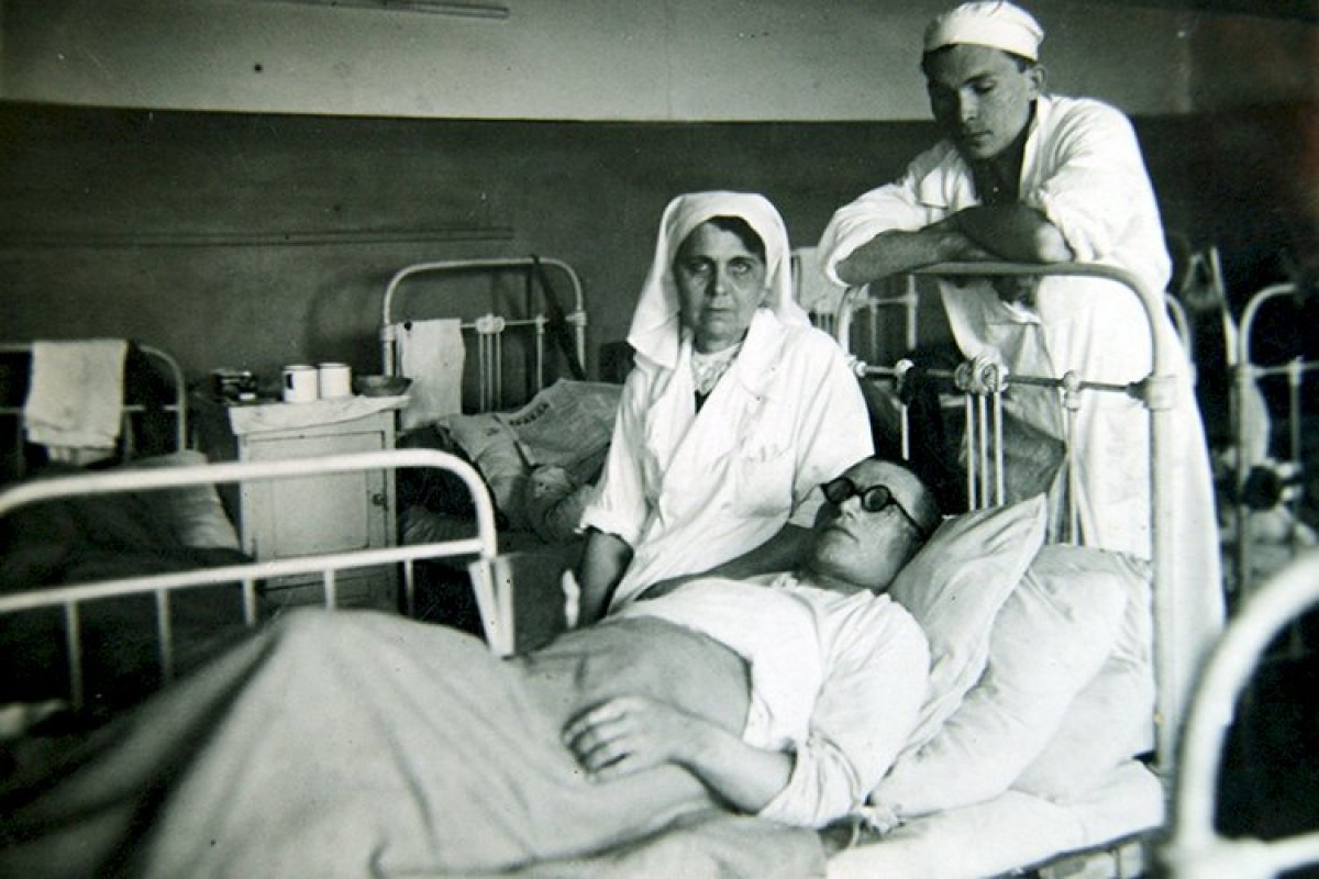 В эвакогоспитале Алма-Аты, 1943 г.