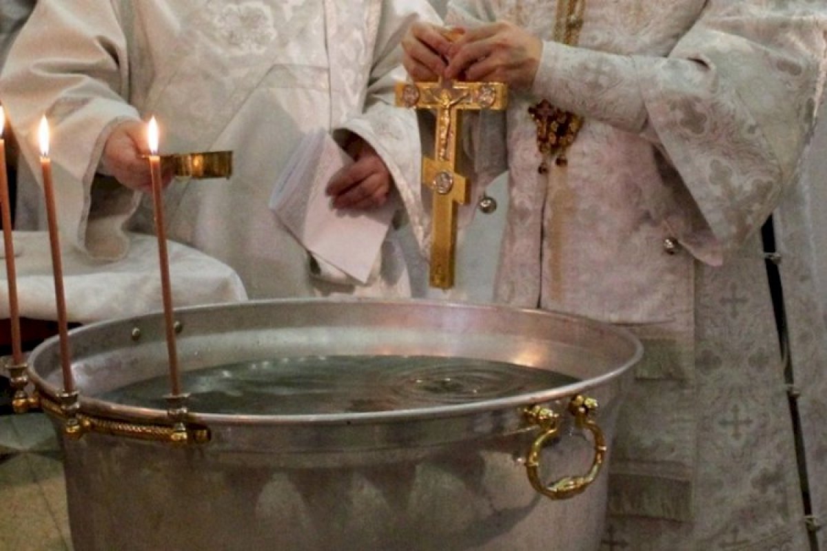 Святая вода не портится. Освящение воды на крещение. Освящение воды в церкви на крещение. Купель в храме.