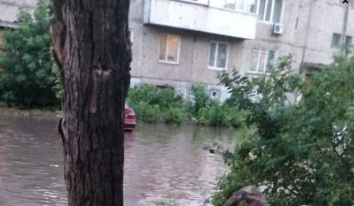 Из-за сильных дождей подтопило улицы и дворы в Павлодаре