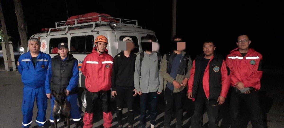 В горах Алматы спасатели помогли трем подросткам вернуться домой