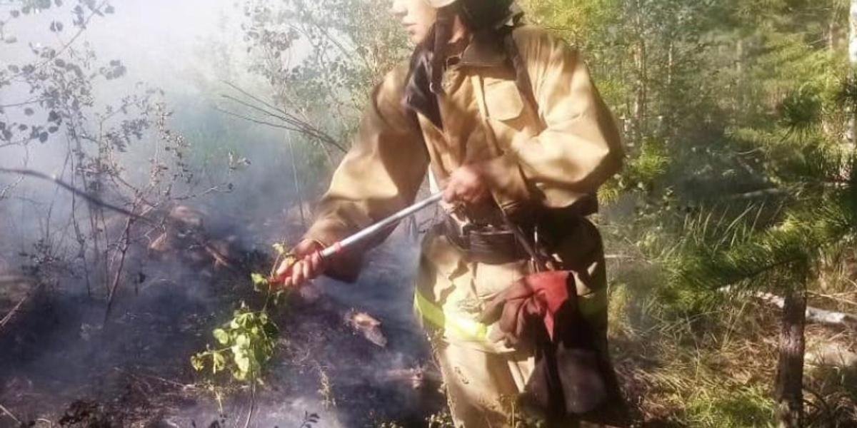 В горах Катон-Карагайского района ВКО продолжают тушить пожар