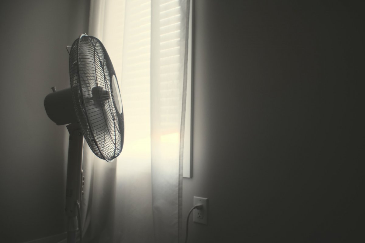 Вредно ли спать под вентилятором в жару, рассказала алматинский врач