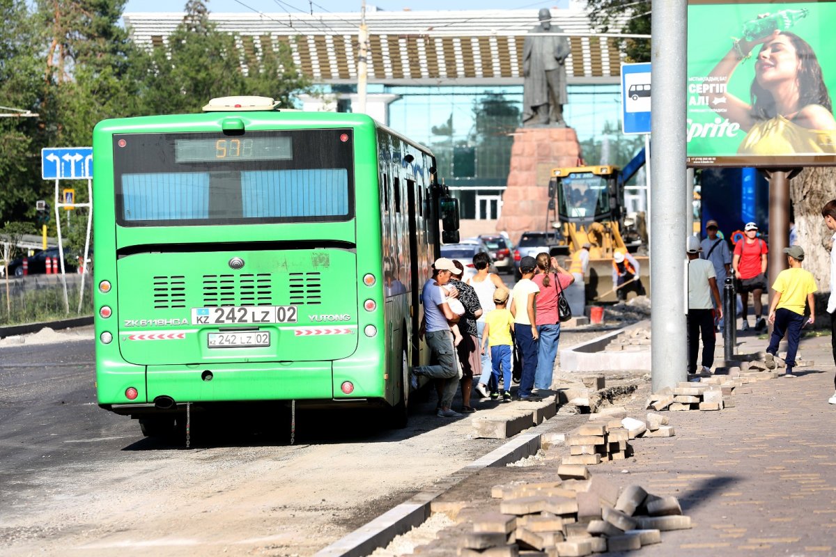 В Алматы по проспекту Абая временно изменены схемы движения 18 маршрутов