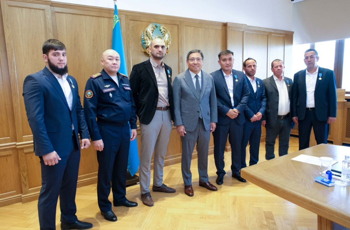 В Алматы от имени Президента РК наградили граждан, спасших людей во время пожара в «Аккенте»
