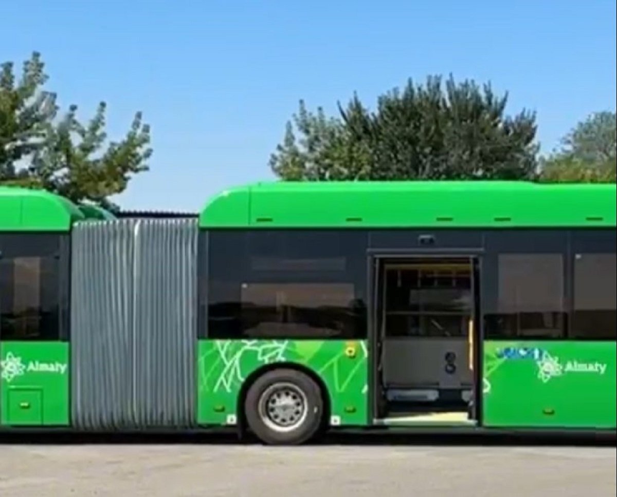 В Алматы обновляют автобусы «гармошки» на городских маршрутах