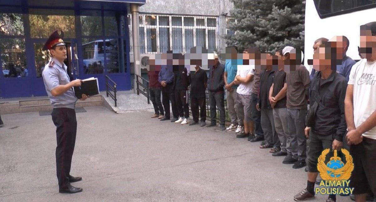 Десятки иностранцев выдворили из Алматы