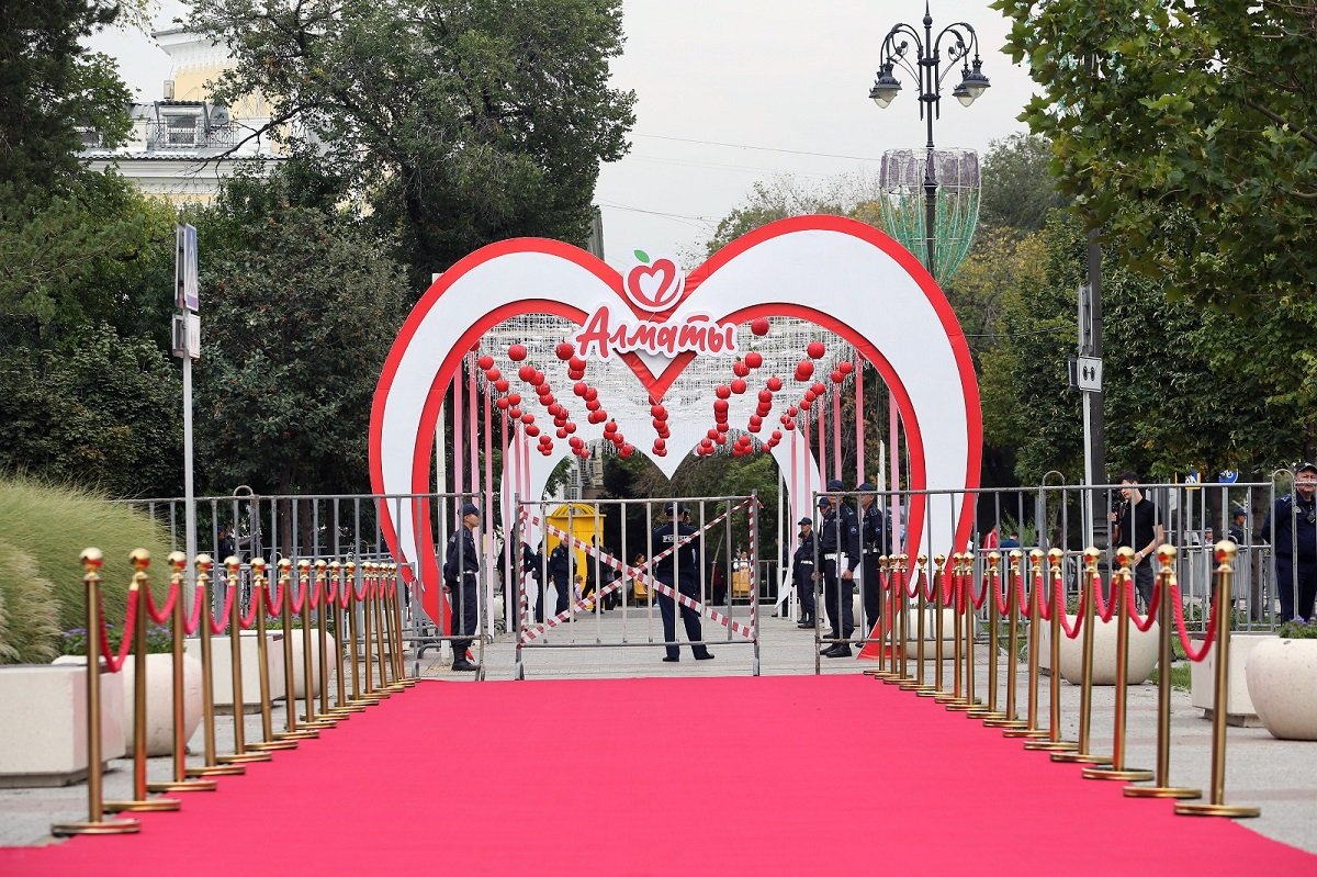 Almaty cover show собрал горожан в центре мегаполиса