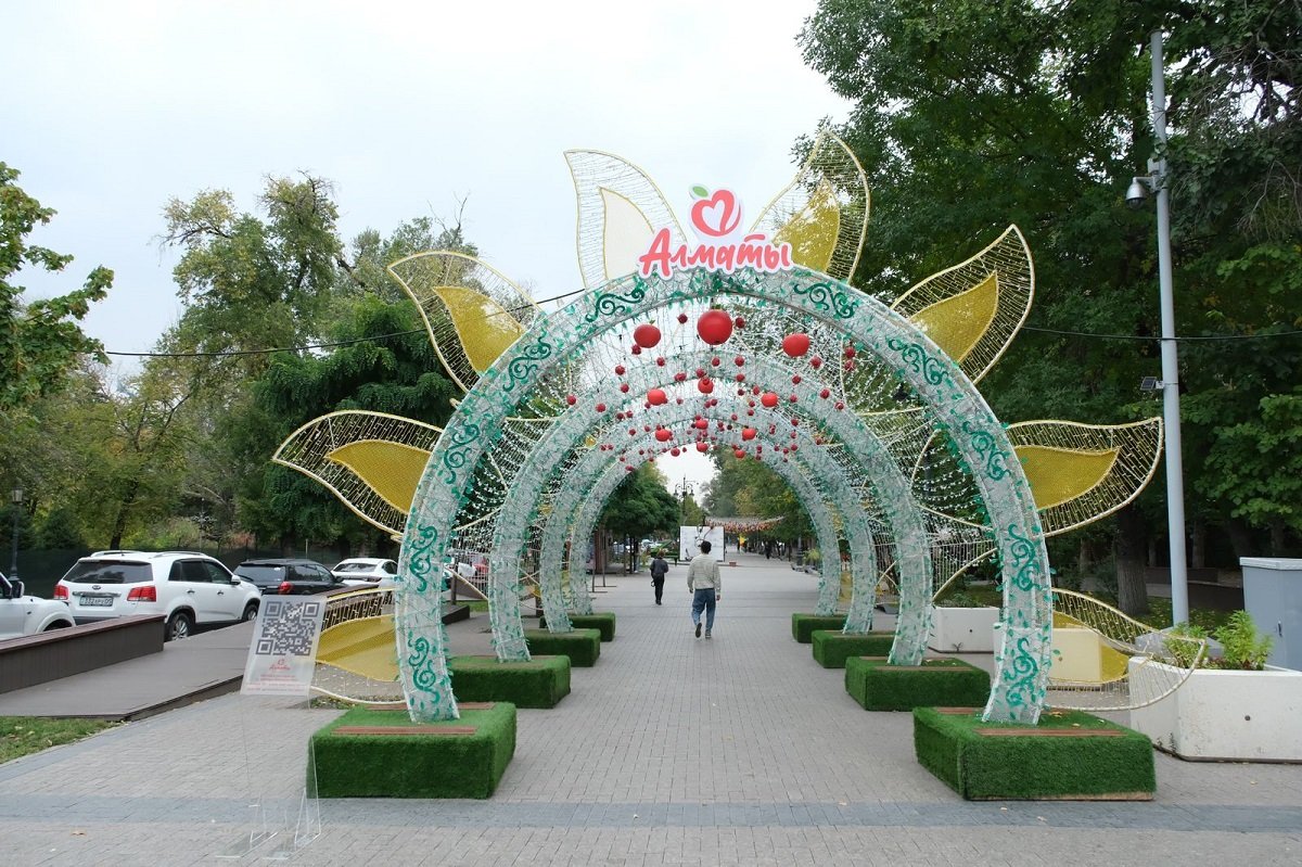 Алматинские инсталляции: как украшали мегаполис на День города