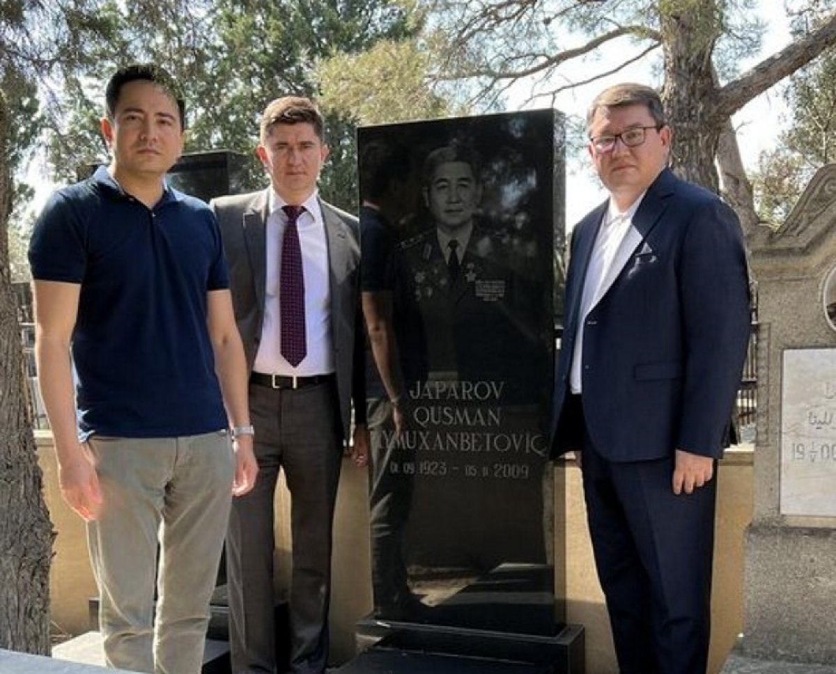 Советник Президента РК Малик Отарбаев посетил могилу Госмана Жапарова в Баку