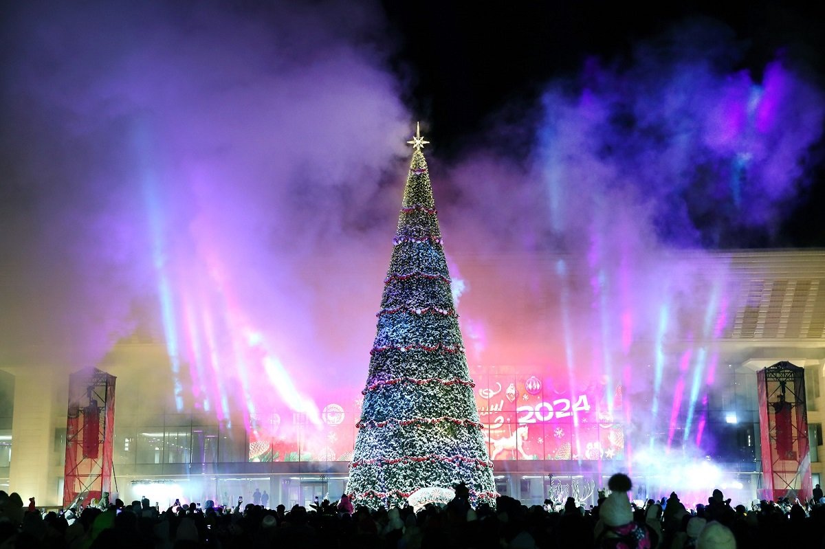 Главную новогоднюю ёлку зажгли в Алматы