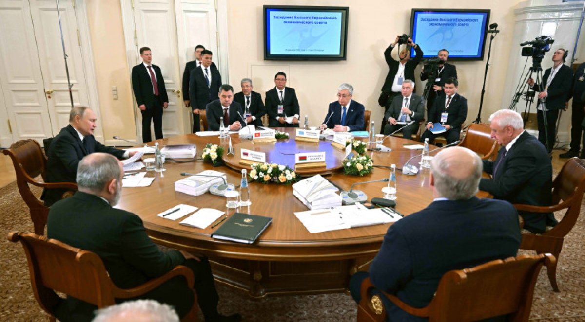 Токаев принял участие в заседании Высшего Евразийского экономического совета в узком составе