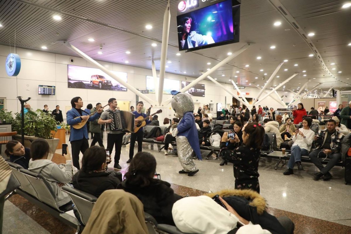 2,5 тысячи пассажиров ожидают свои рейсы в аэропорту Астаны, но им не скучно