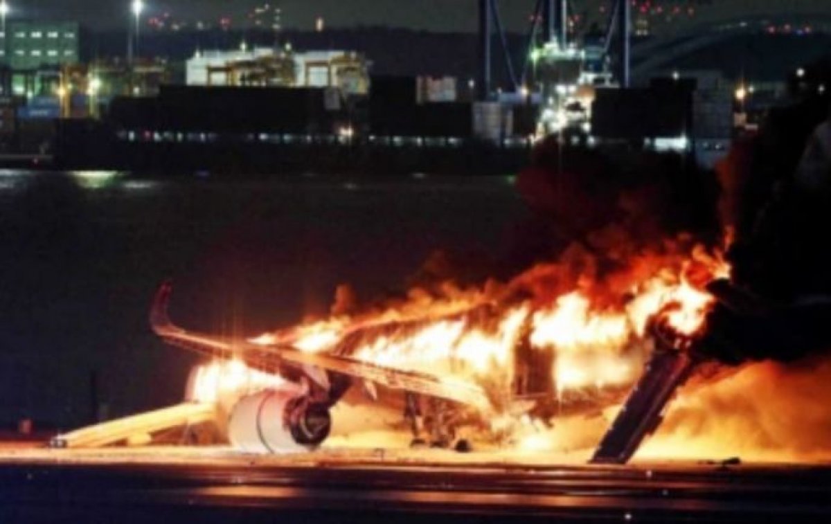 В аэропорту Токио самолёт загорелся при посадке