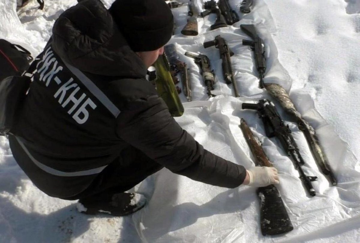 Схрон с оружием нашли сотрудники КНБ в Алматы