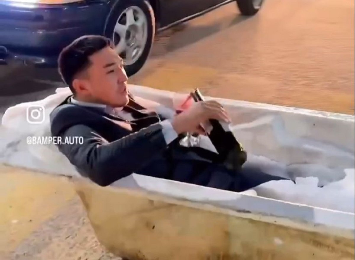 Блогер устроил съемки в ванне на дороге в центре Талгара